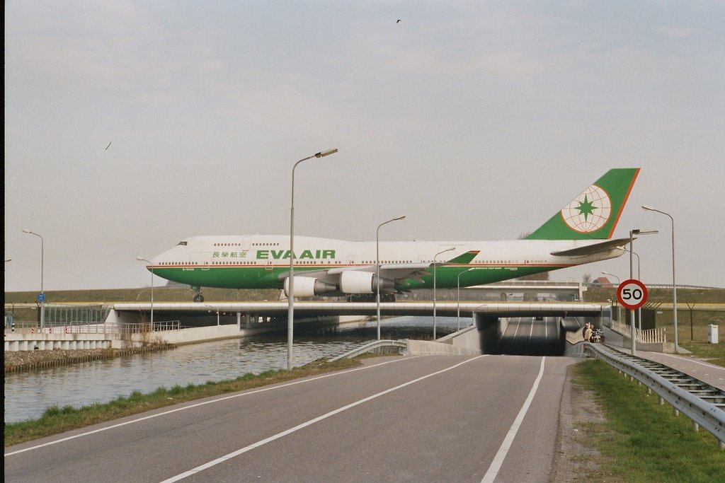 Taxibaan Schiphol by Miguel Pineda