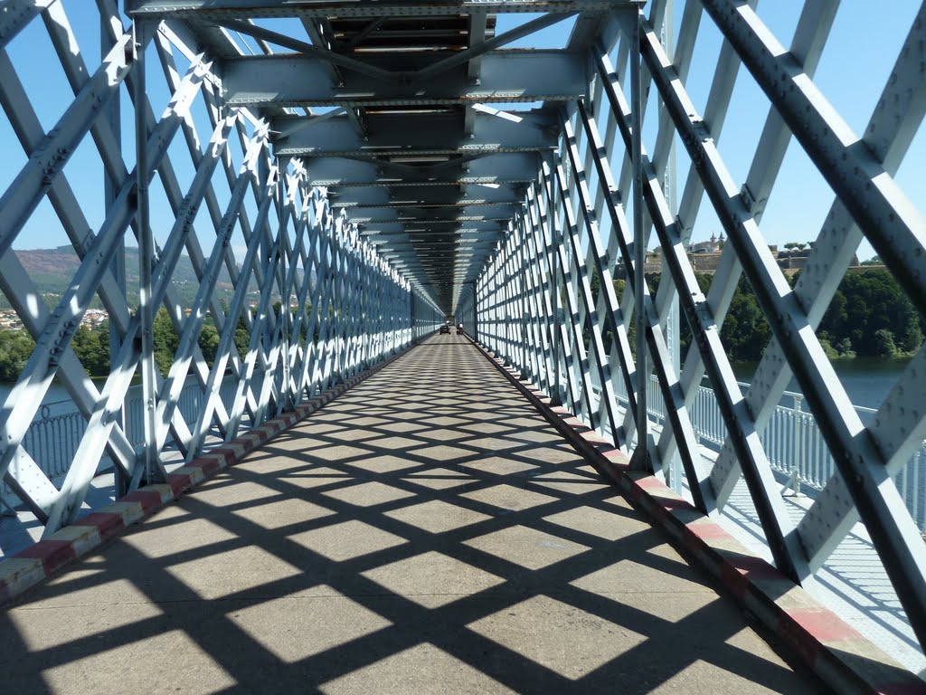 Valenca / Tui, grensbrug spanje portugal by paul wijnands