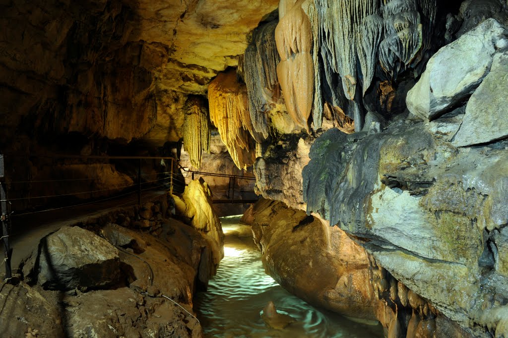 Grotte de Labeil by Jean HIBLOT