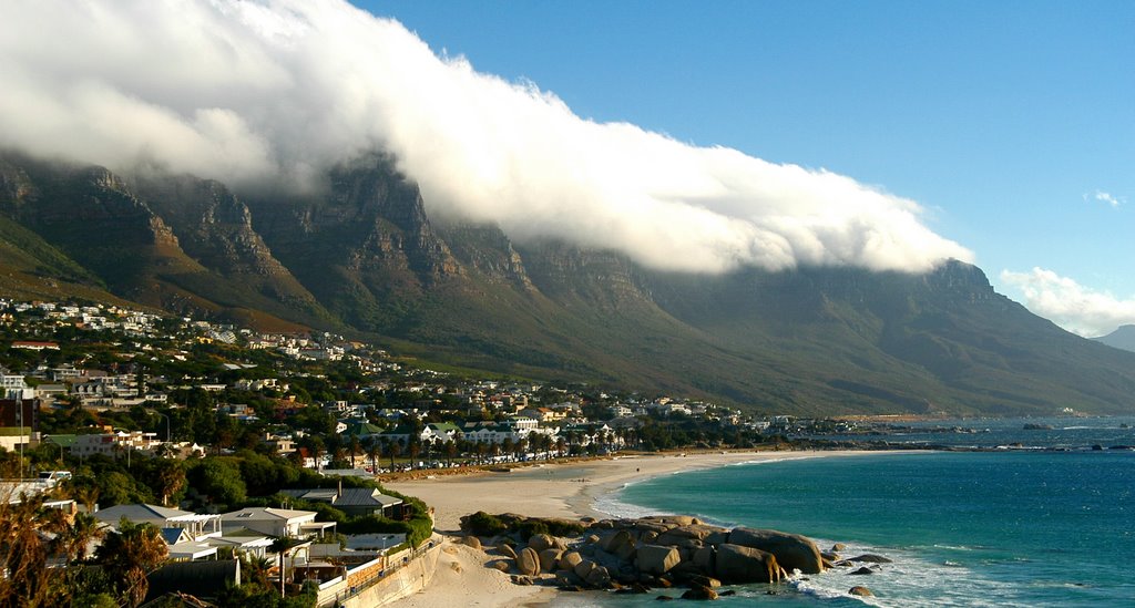 Foggy table from Camps Bay (Cape Town) by kidisoph