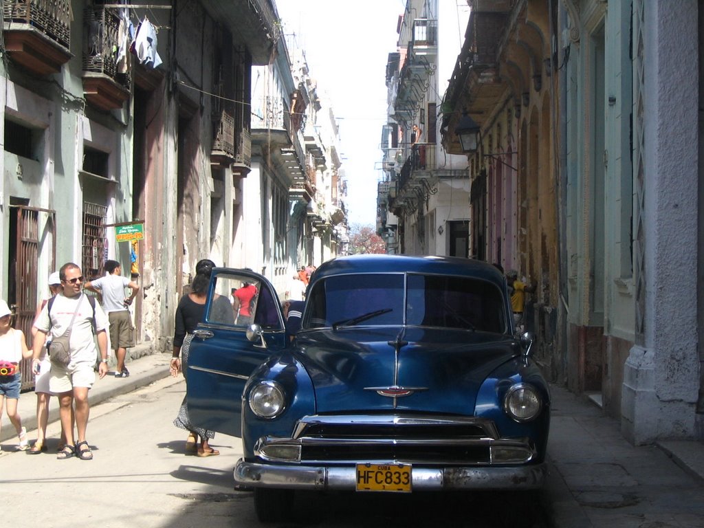 Car in Habana Vieja by lucas982