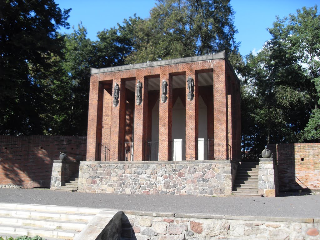 Ehrenhalle im Burggarten by Egon Holz SAW