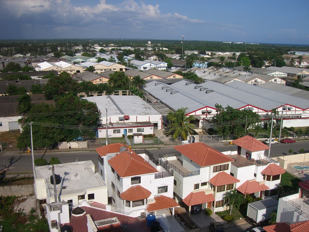 Vista de azotea desde el Edificio La Torre. by Robert Lam