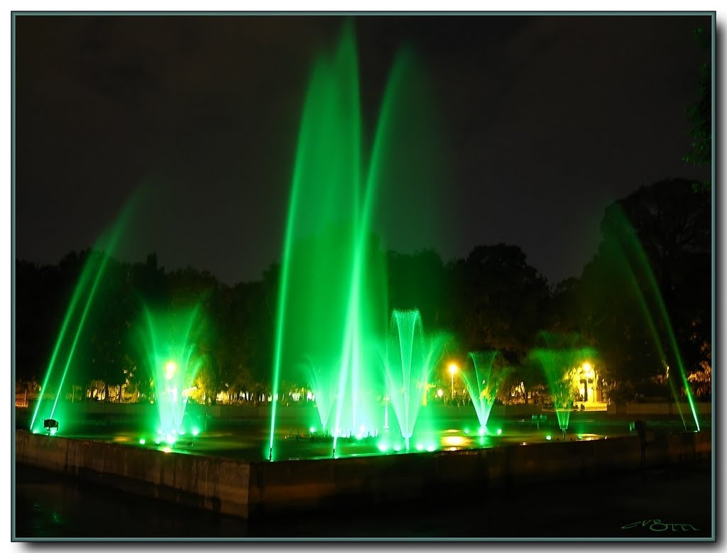 Singing Fountains - lights and water show / Пеещите Фонтани през нощта by evg777