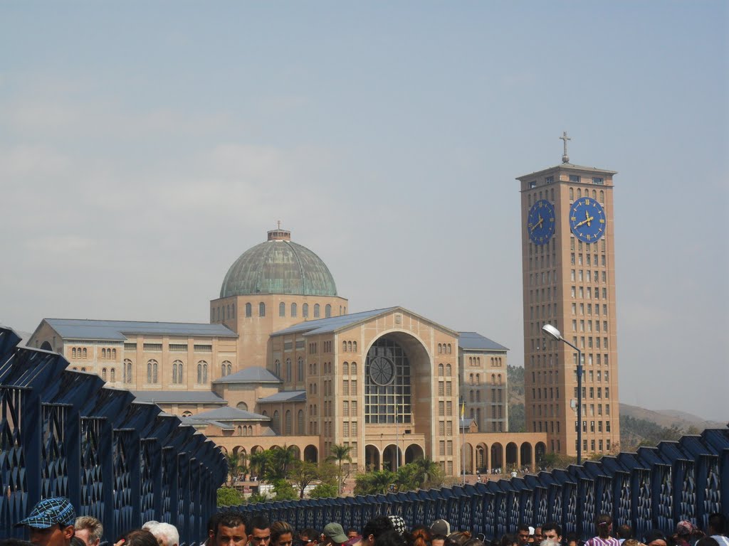 Basilica vista da passarela.Que linda!!! by jojoseish