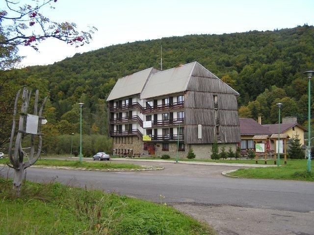 Muczne Hotel by Maciek Bialowarczuk