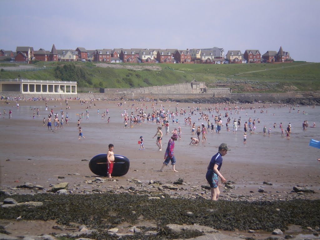 Busy beach by Luna Eclipse