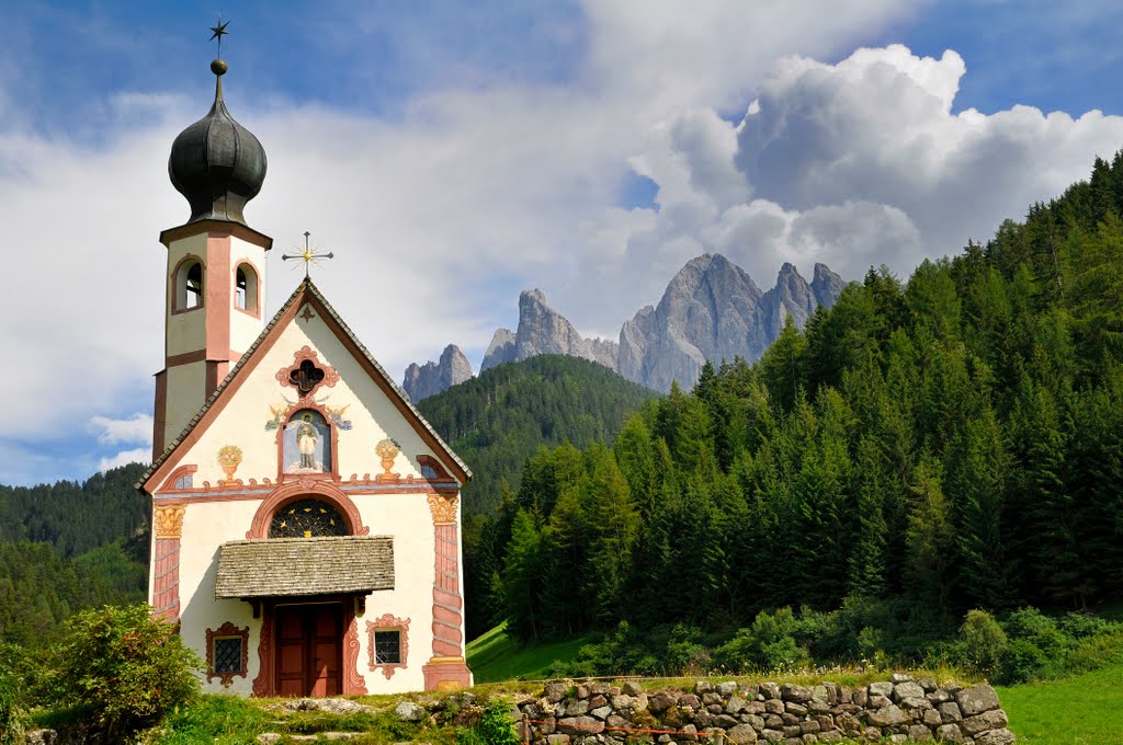 Chiesa di Ranui by Franco Mazzoleni