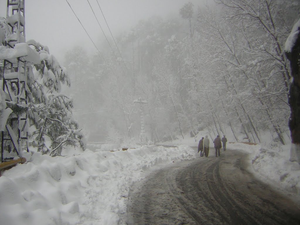 Heavy Snow fall, a record in 30 year - Murree Road by Abdul Razzak Lakhani