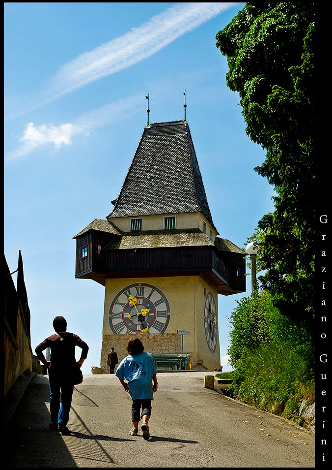 Climbing Up to the Schloßberg! (Uhrturm) by graziano skyrunner