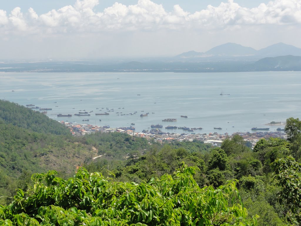 Thị Vải hills seen from Núi Lớn by huynhnt