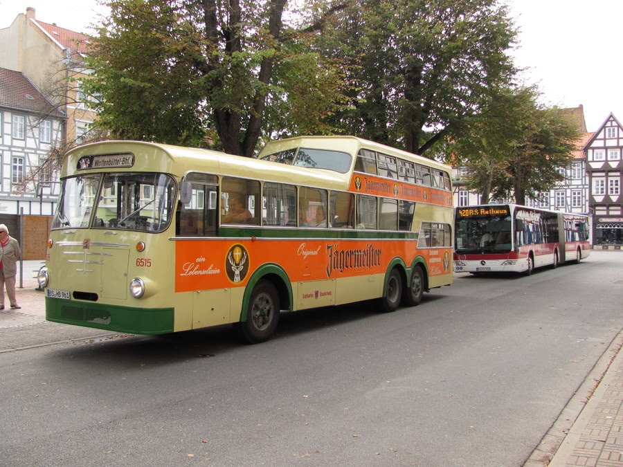 Büssing-Oldtimerbus und Mercedes-Bus am Kornmarkt by Christian Drescher