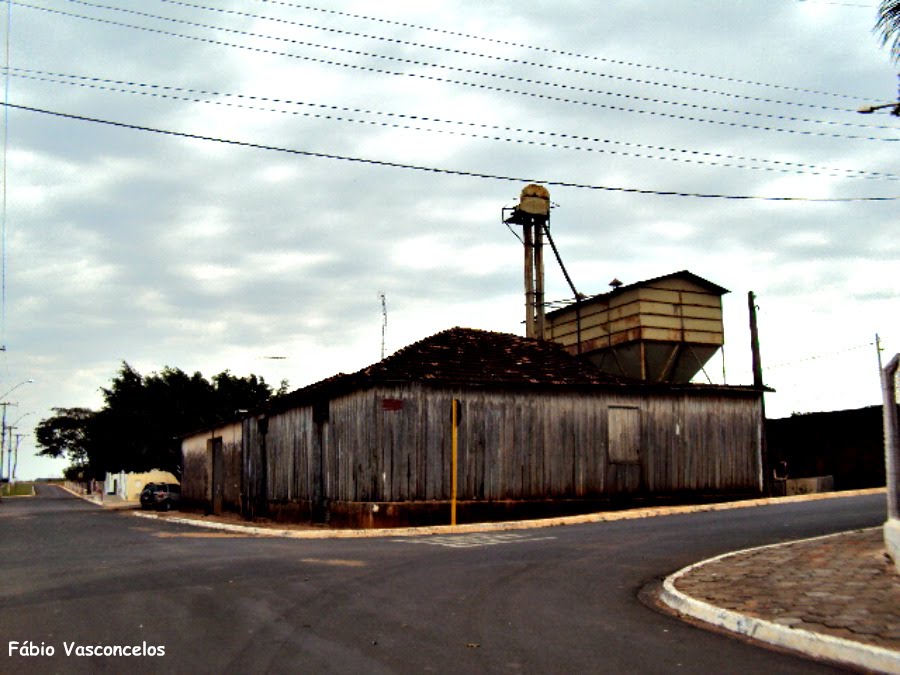 Antigo Galpão de Madeira - Distrito de Paulópolis/SP - Ago/2010 by Fabio Vasconcelos