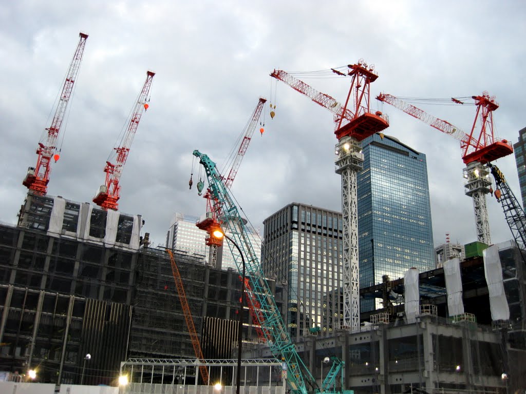 Construction in Shinjuku by イワン