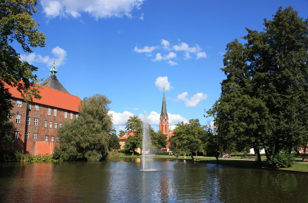 Schloss, Kirche und Wasserfontäne in Winsen (Luhe) by Flojan