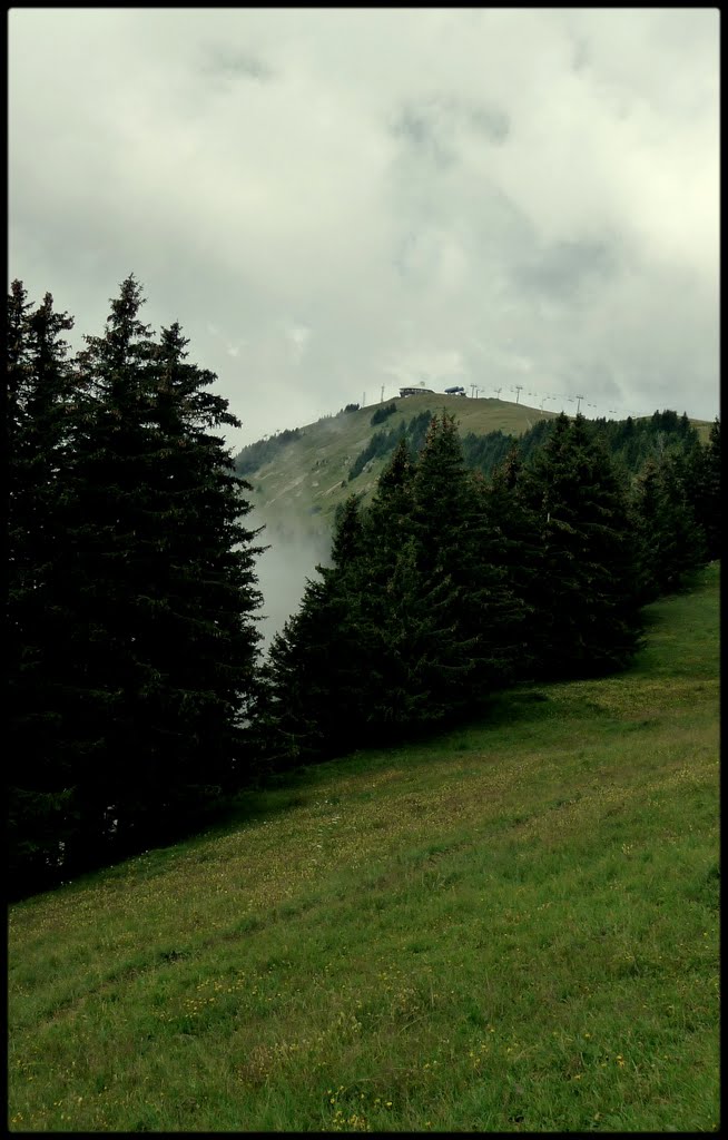 Mont Bisanne envahi de nuage. by snowdr3am