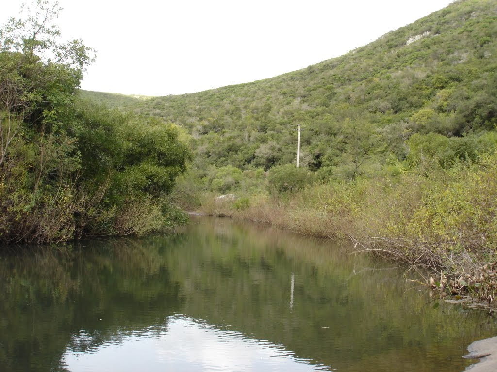 Rocas y arroyo, antes de la represa de Aguas Blancas by Tongas