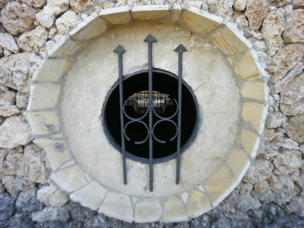 Ventana curiosa en una de las cámaras de agua de la antigua central hidroeléctrica by DnTrotaMundos ☮