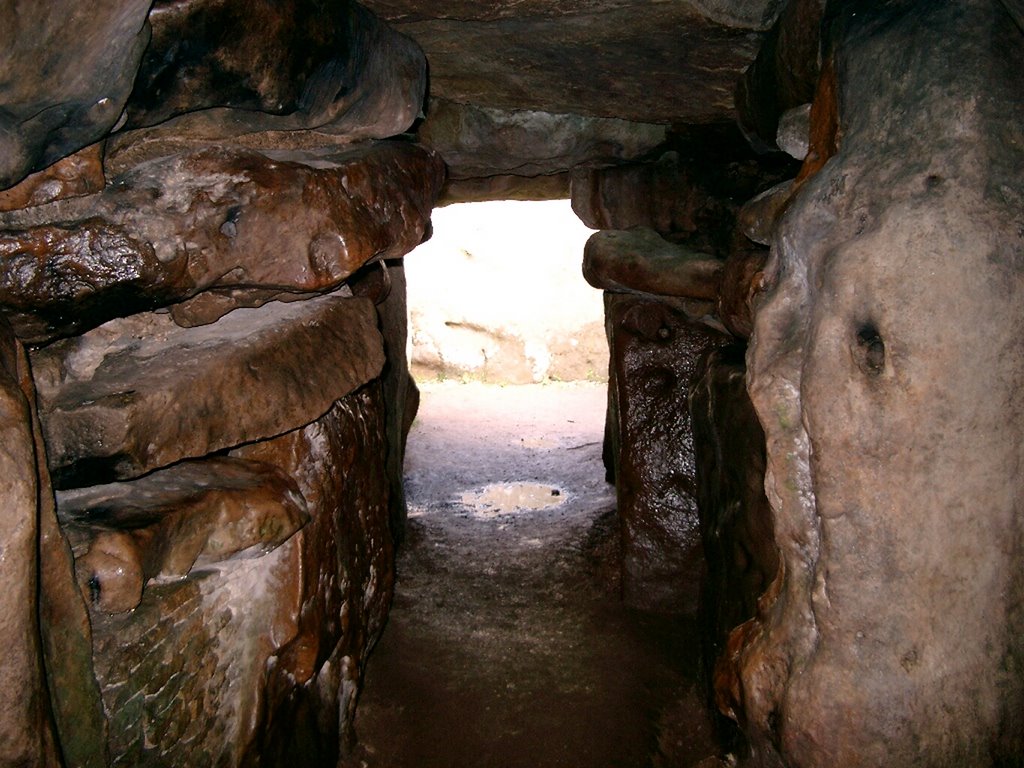 Inside the West Kennet Long Barrow by grendel1