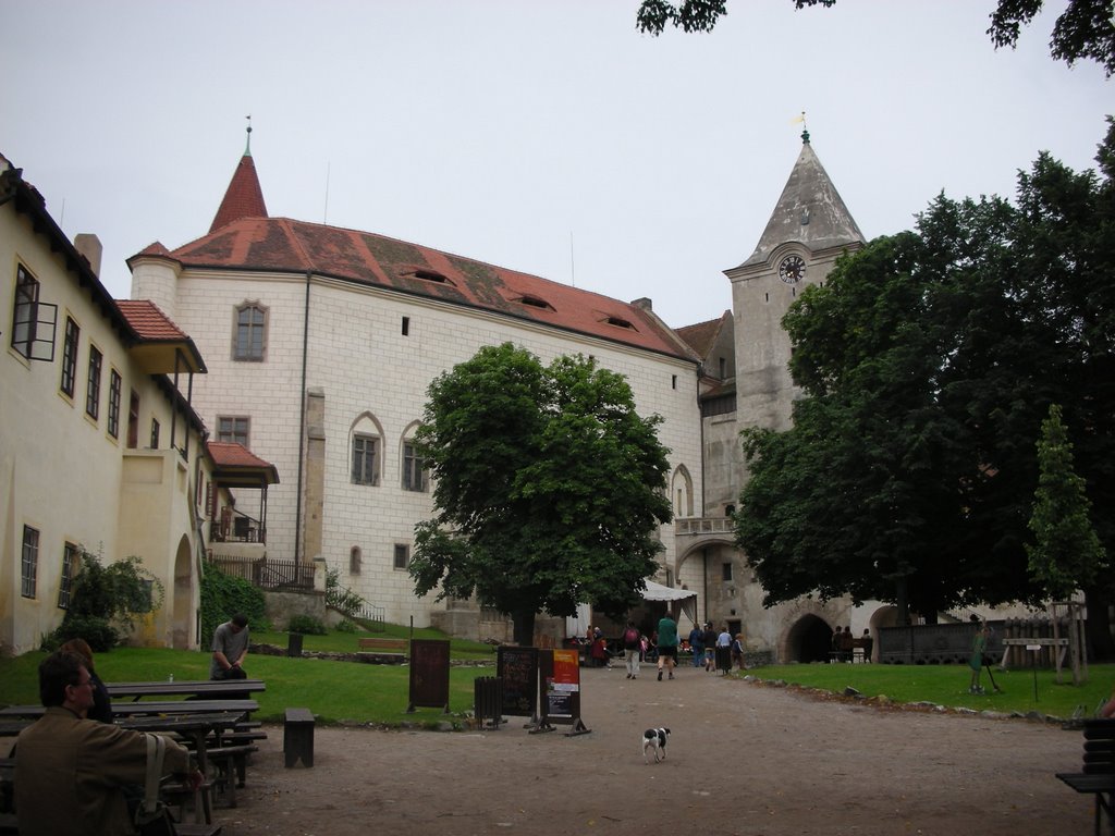 Krivoklat Castle inner courtyard by hannolancia