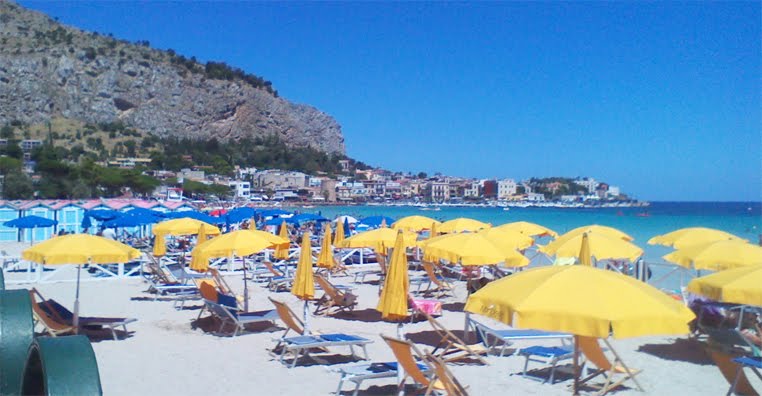 Spiaggia di Mondello (Palermo) by luis52