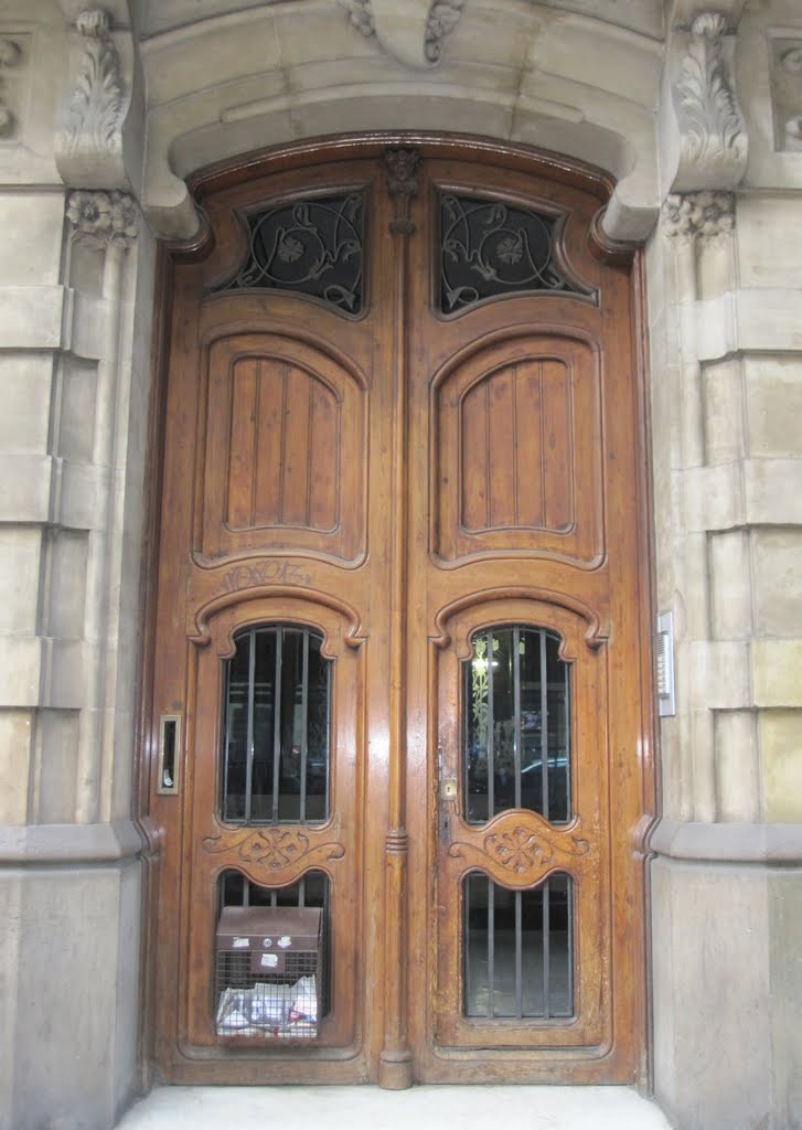 Porta del carrer Aribau, 88 by pdelaf