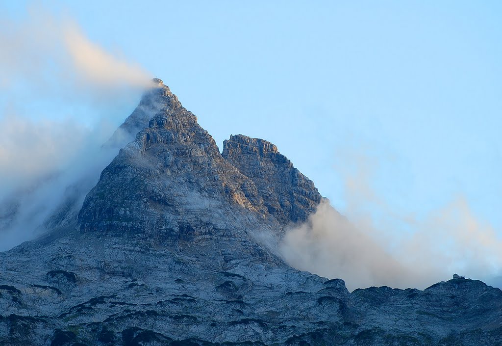 Das Gr. Reifhorn 2488 m und die Schmidt-Zabierow-Hütte 1966 m. by Hans Wolters