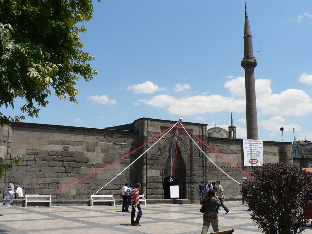 **** der erste Seldschukenkomplex in Anatolien mit der Hunat Hatun Moschee und Medresse by Mehmet Gencaslan