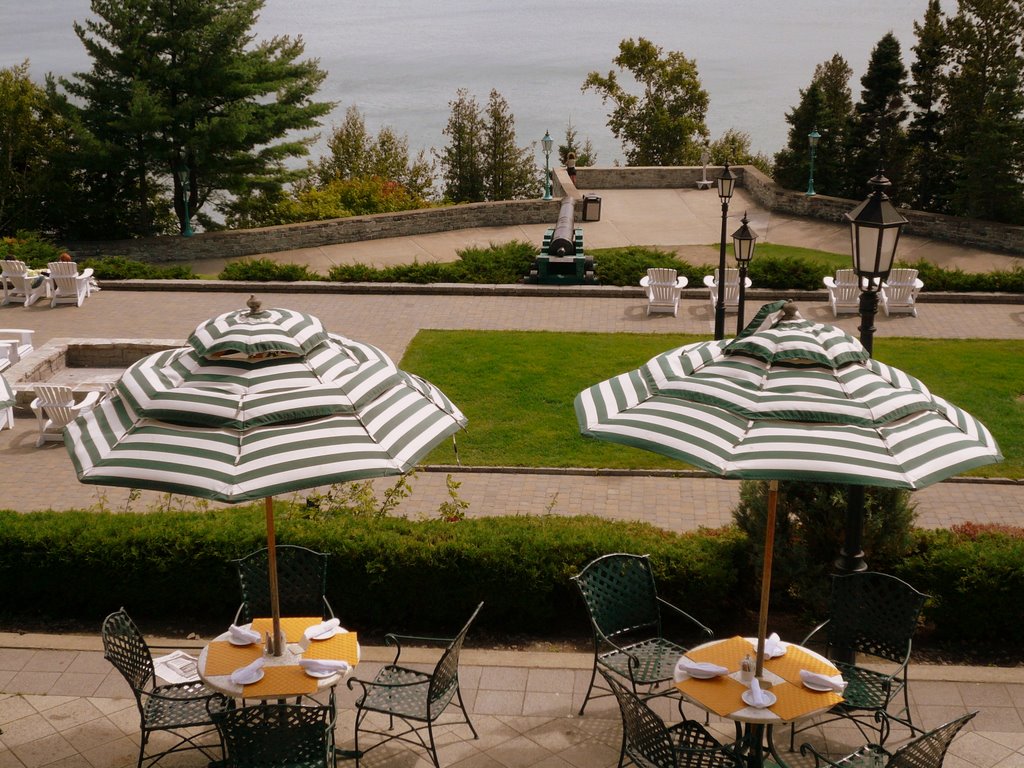 Vue du fleuve St-Laurent sur la terrasse du Manoir by Loulou