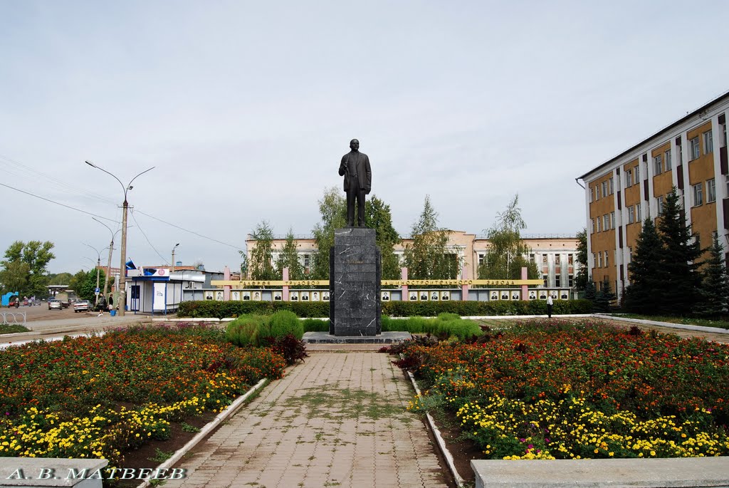 Вятские Поляны. Памятник В. И. Ленину на площади Труда у проходной ОАО "Молот", 25.08.2010 г. by mav1818