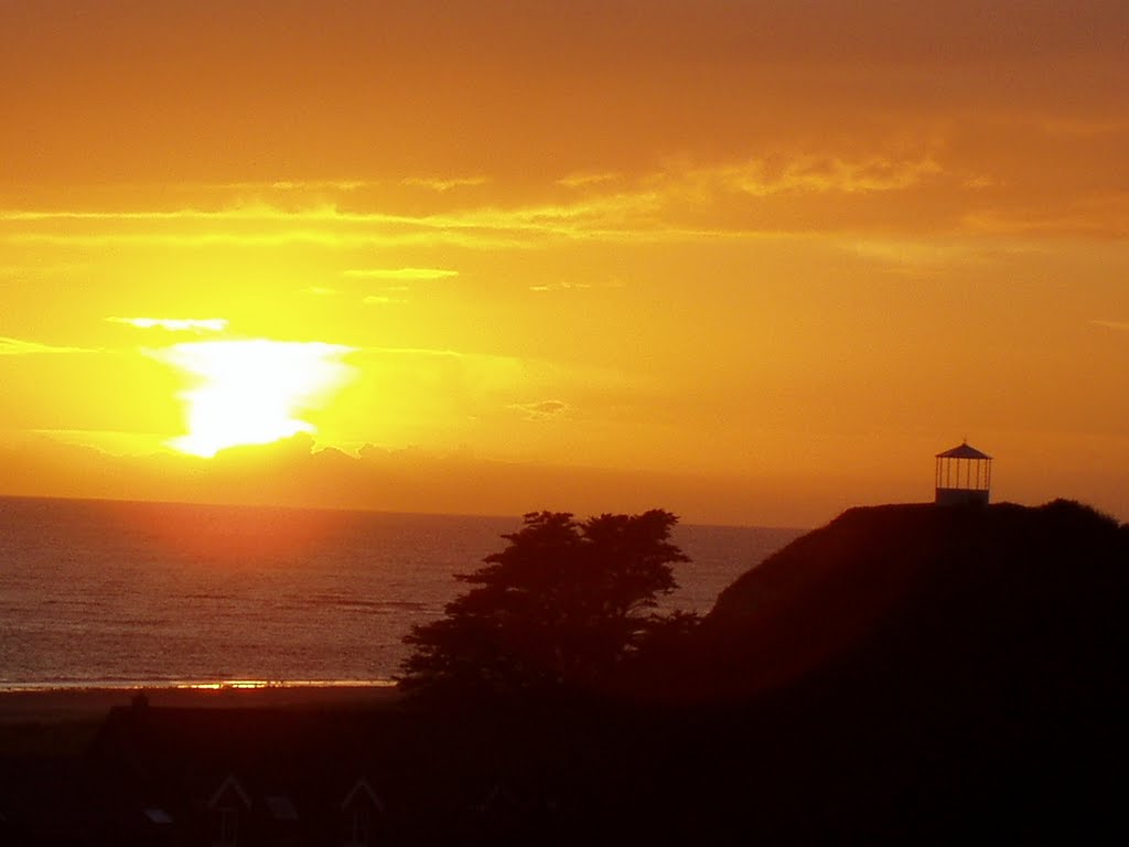 Bandstand at sunset by Nic0