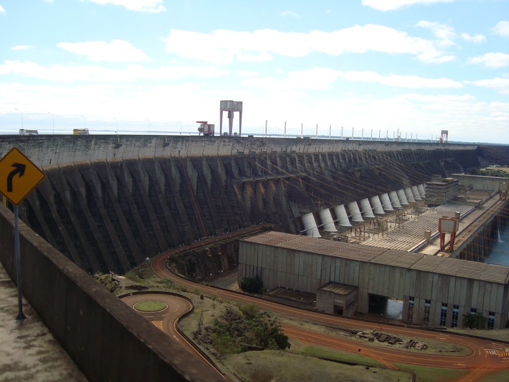 UH Itaipu by Lorrant Gabriel