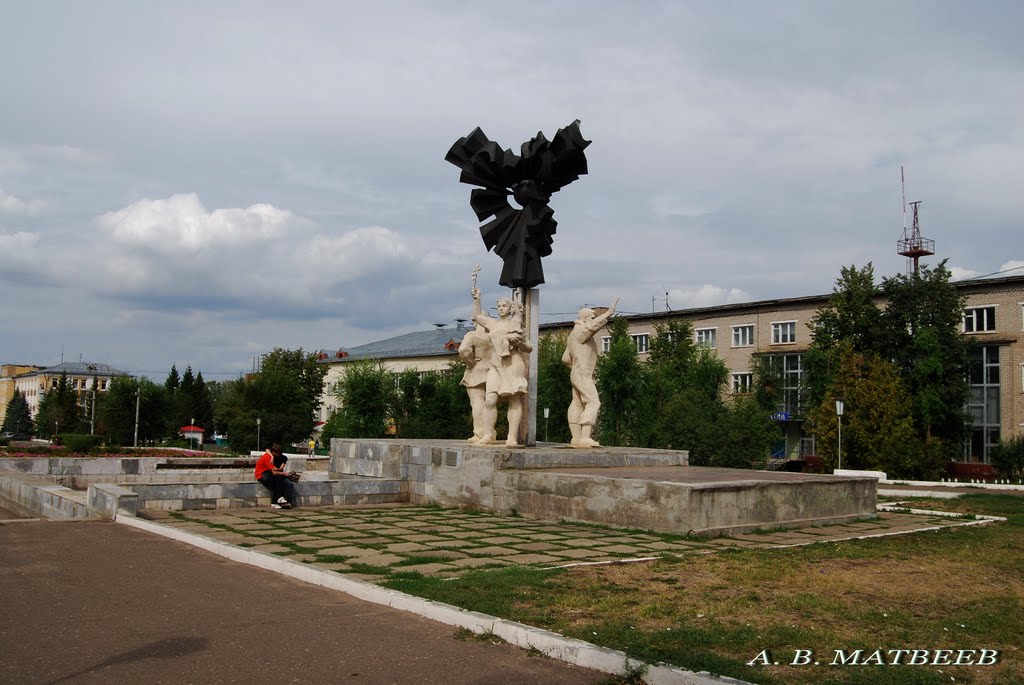 Вятские Поляны. Композиция "Слава Труду" на площади Труда, 25.08.2010 г. by mav1818