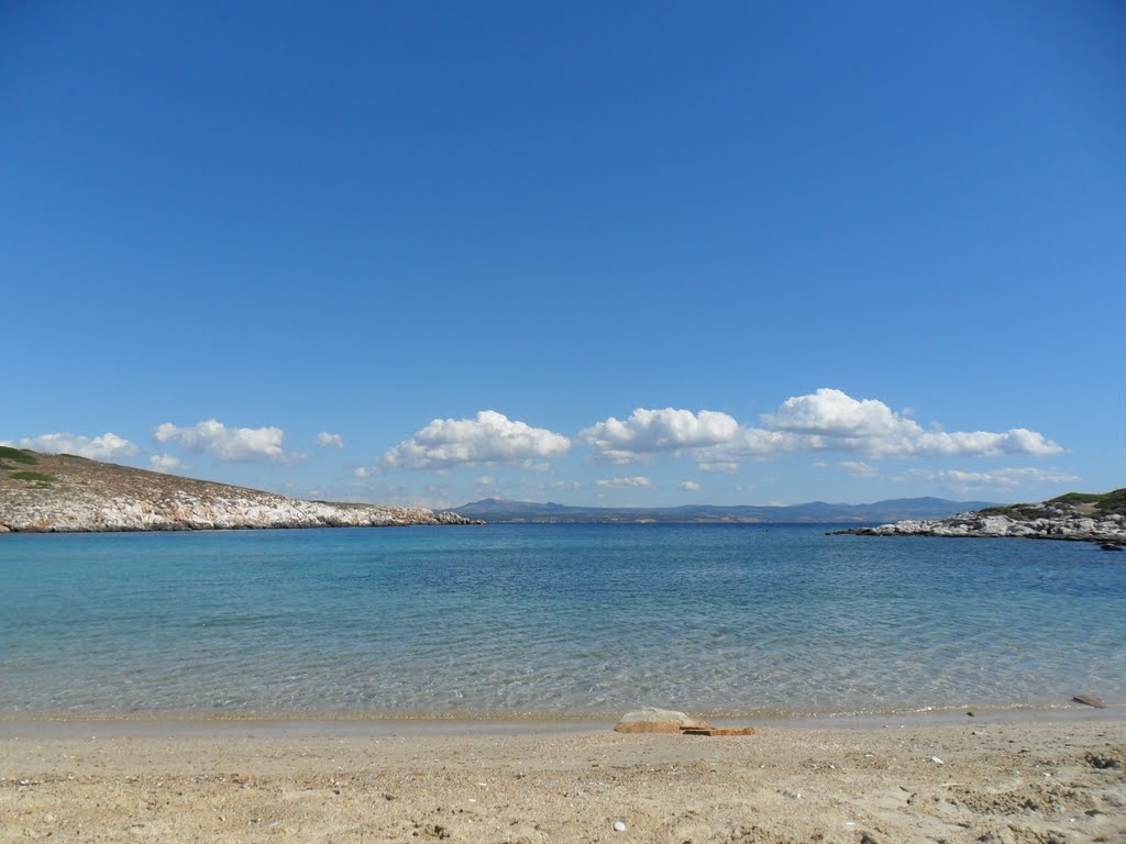 The Aquarium Beach against Aegean sea by ysmnglr