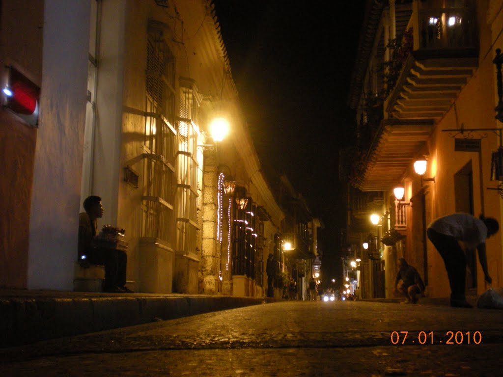 Calle nocturna by perlaasis