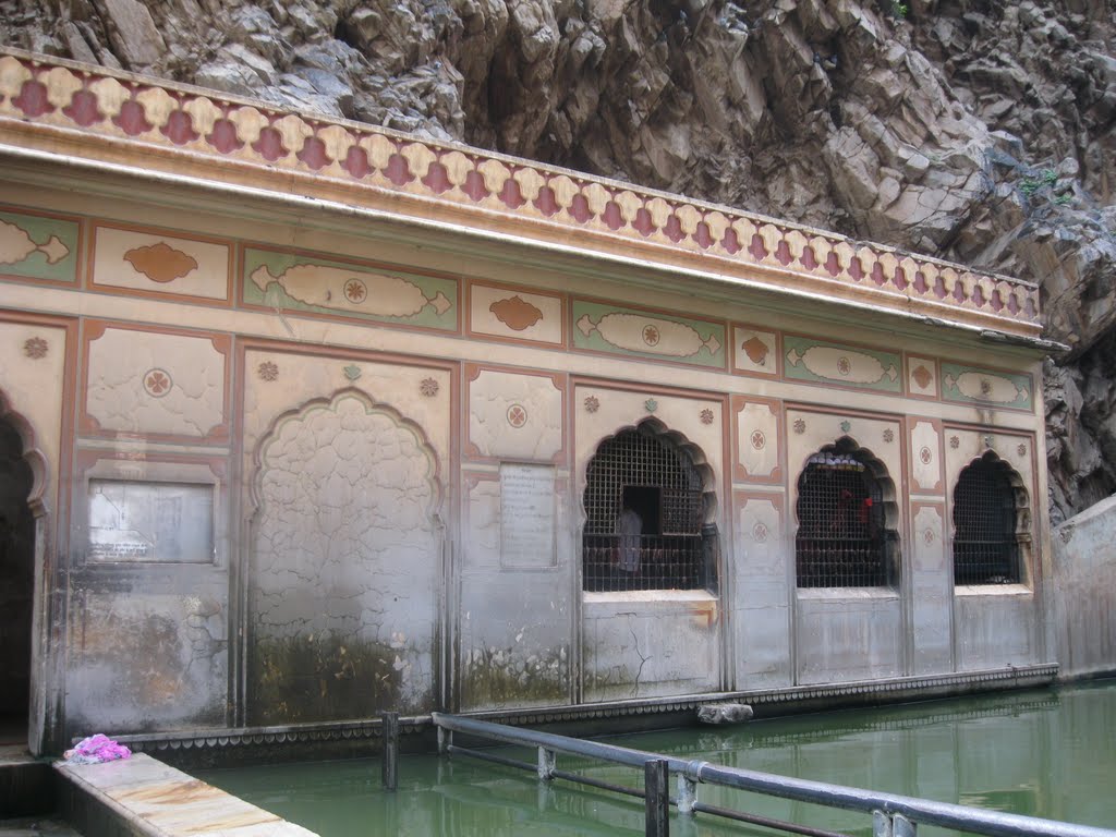 Main temple at Galta, with sacred kund by आशीष.मैठाणी