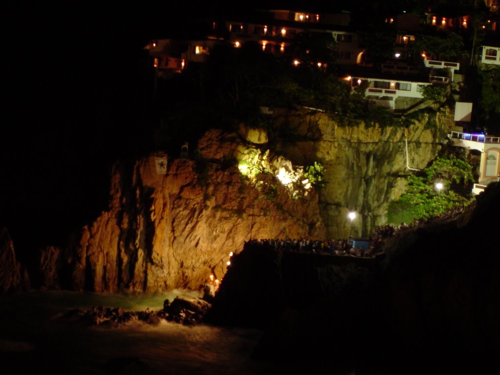 La Quebrada, Vista Nocturna by j_p_gustavo