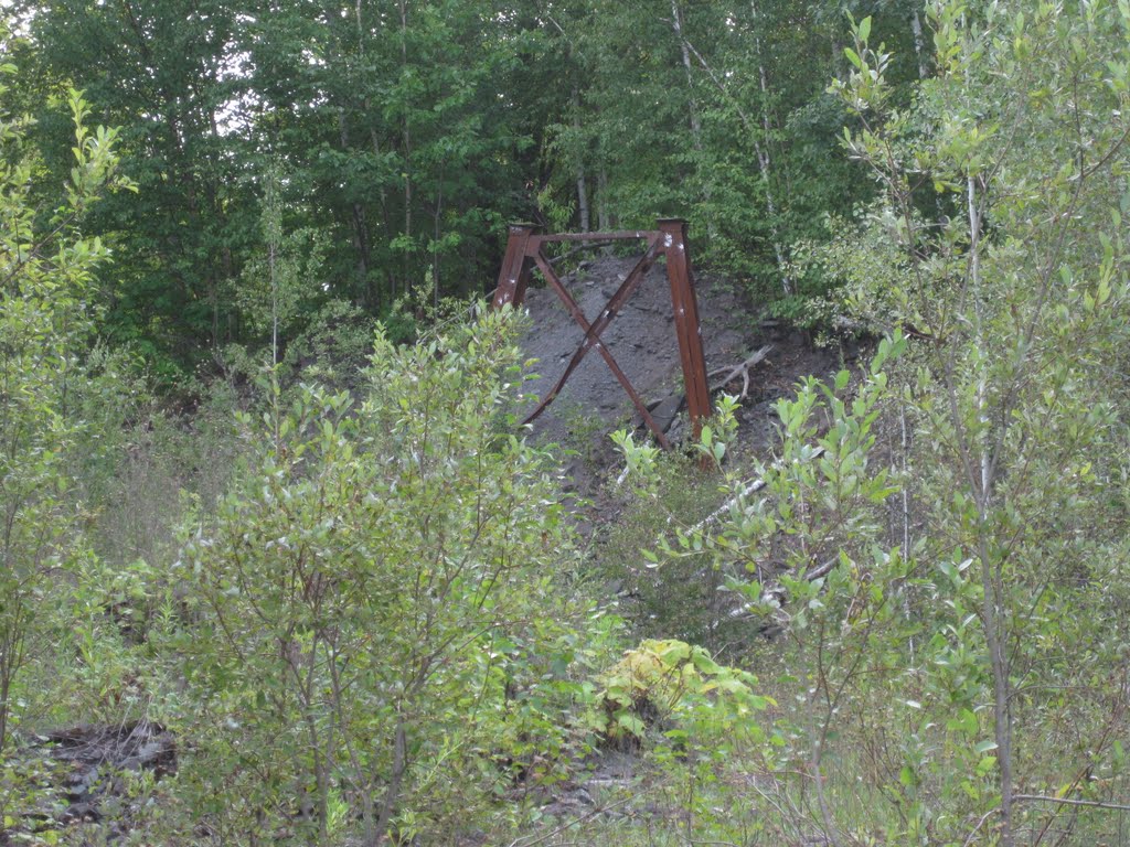 Train Trestle Support by FearTheNoFear