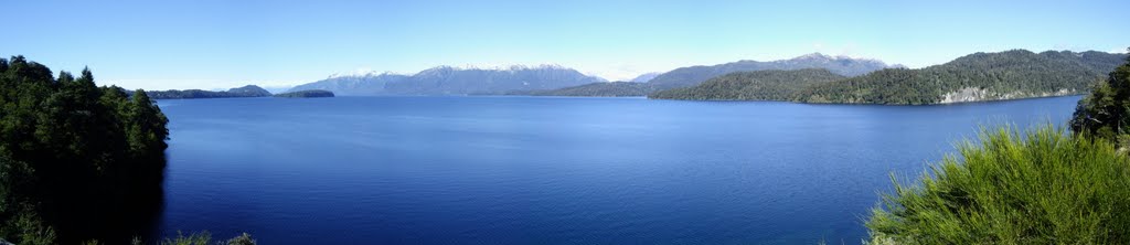 Panoramica del Lago Nahuel Huapi by Mario Prada