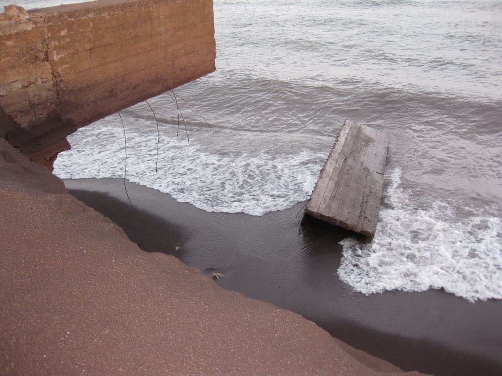 Chute in Lake Superior by FearTheNoFear