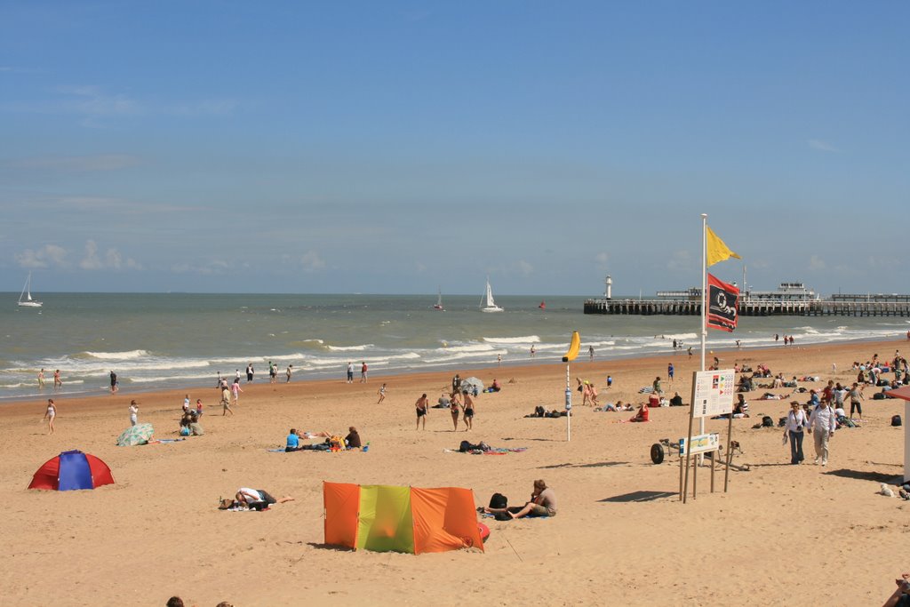 Oostende, the beach by Romain Schwartz