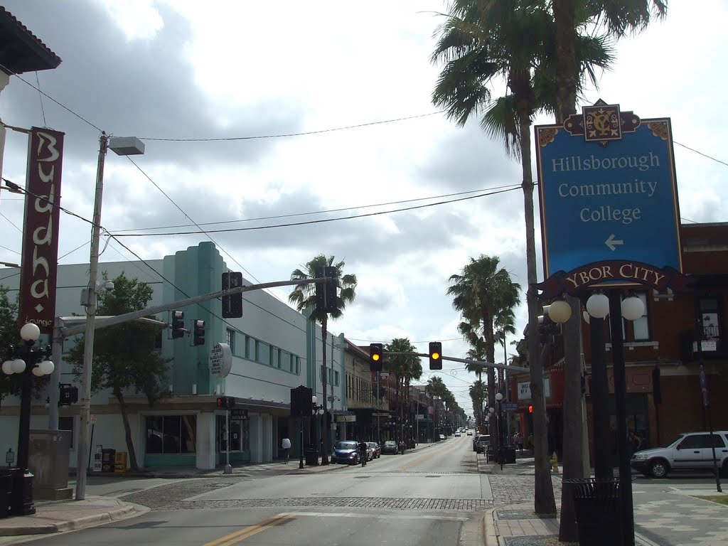 Tampa-Ybor City, Florida, 14. Mai 2010 vormittags by Wolfgang Hanko