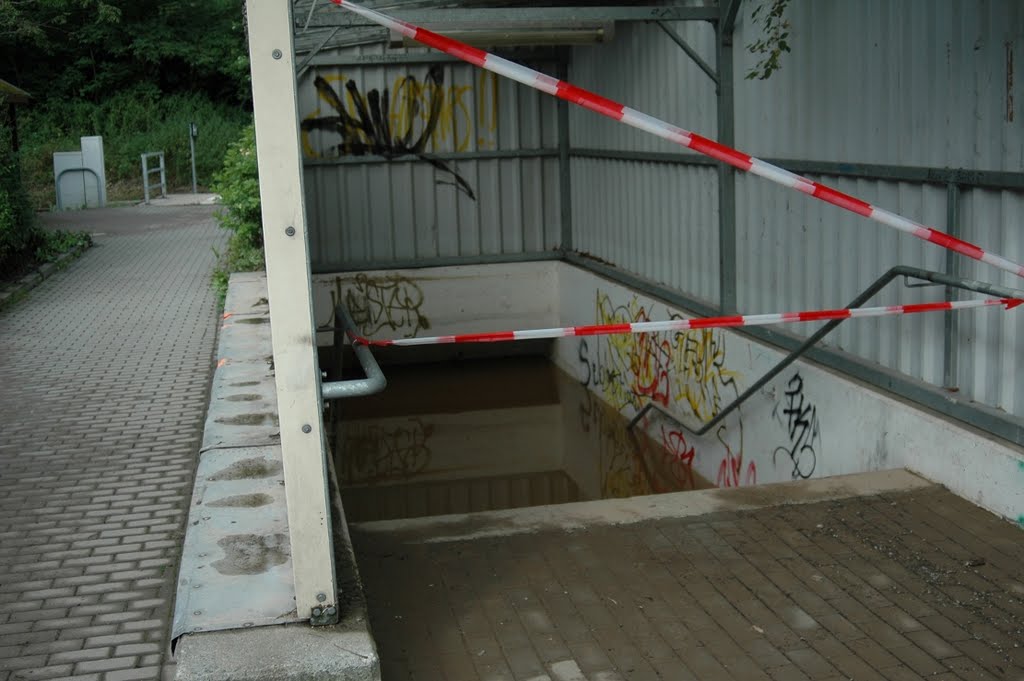 Alles abgesoffen-Bahnstteigunterführung der Citybahn-Harthau by omeganer64