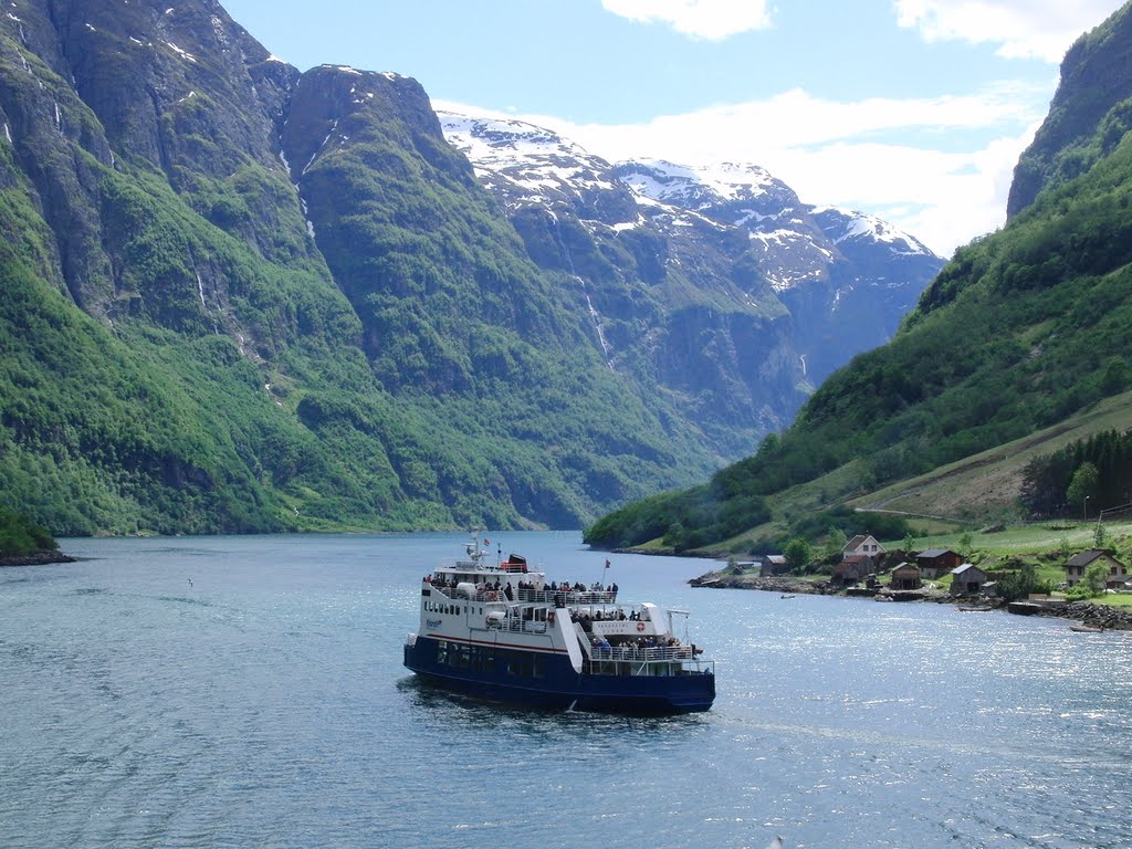 Passagierschiff im Fjord by Obertroll