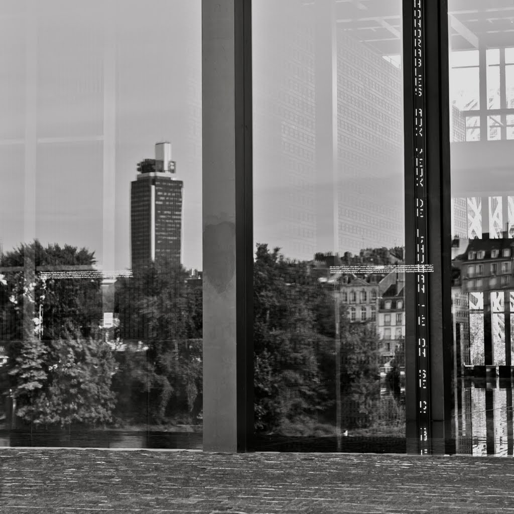 Reflets de la tour de Bretagne sur le palais de justice by Mark Jone