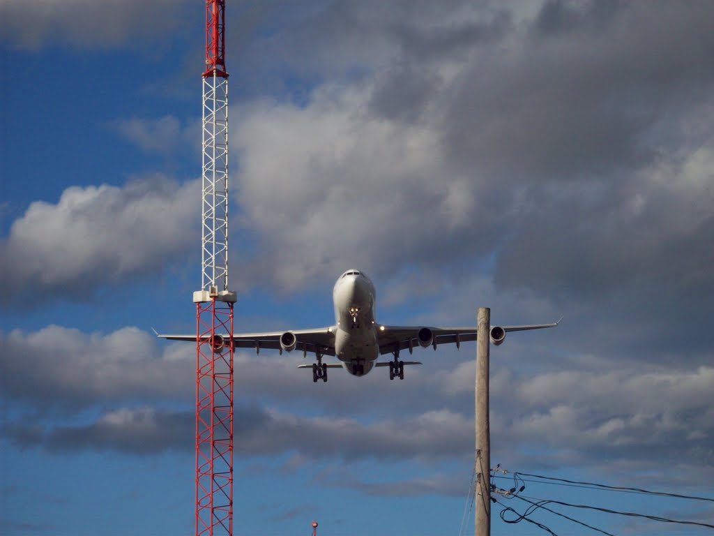 Plane 4 landing at Montreal-Trudeau airport by stephane jobin