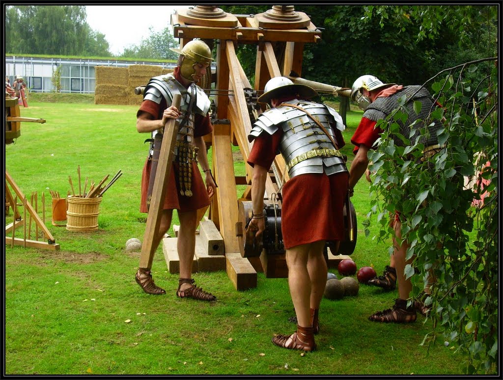 H©) September 2010 / Römertage in Haltern, Legionäre beim spannen der Balliste. by Hannes Th.