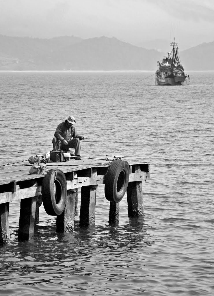 Pescando na Praia das Laranjerias - ©Daniel Schüür by Daniel Schuur