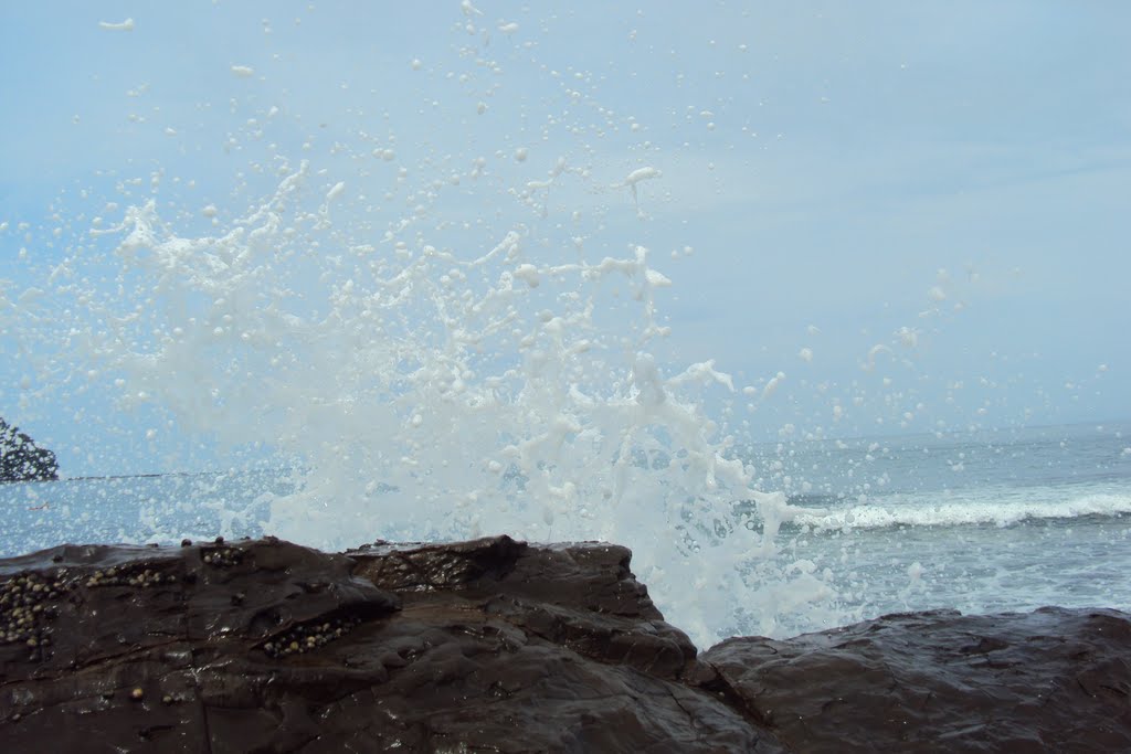 Punta leona, Rocas + olas by Gerardo Villalobos