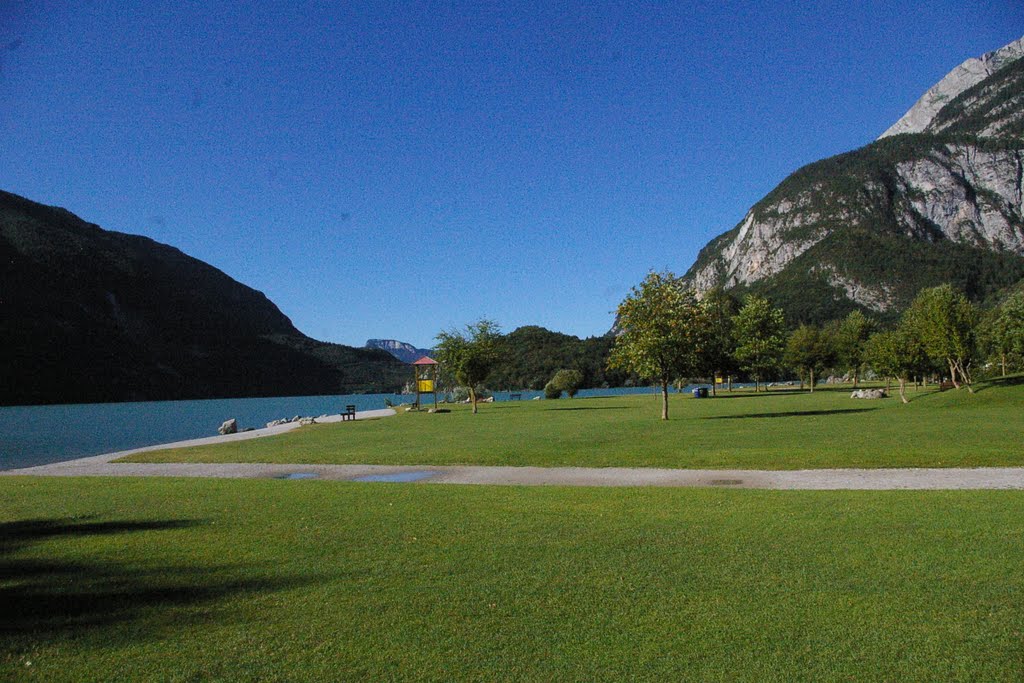 Molveno spiaggia e monti by giullycap18